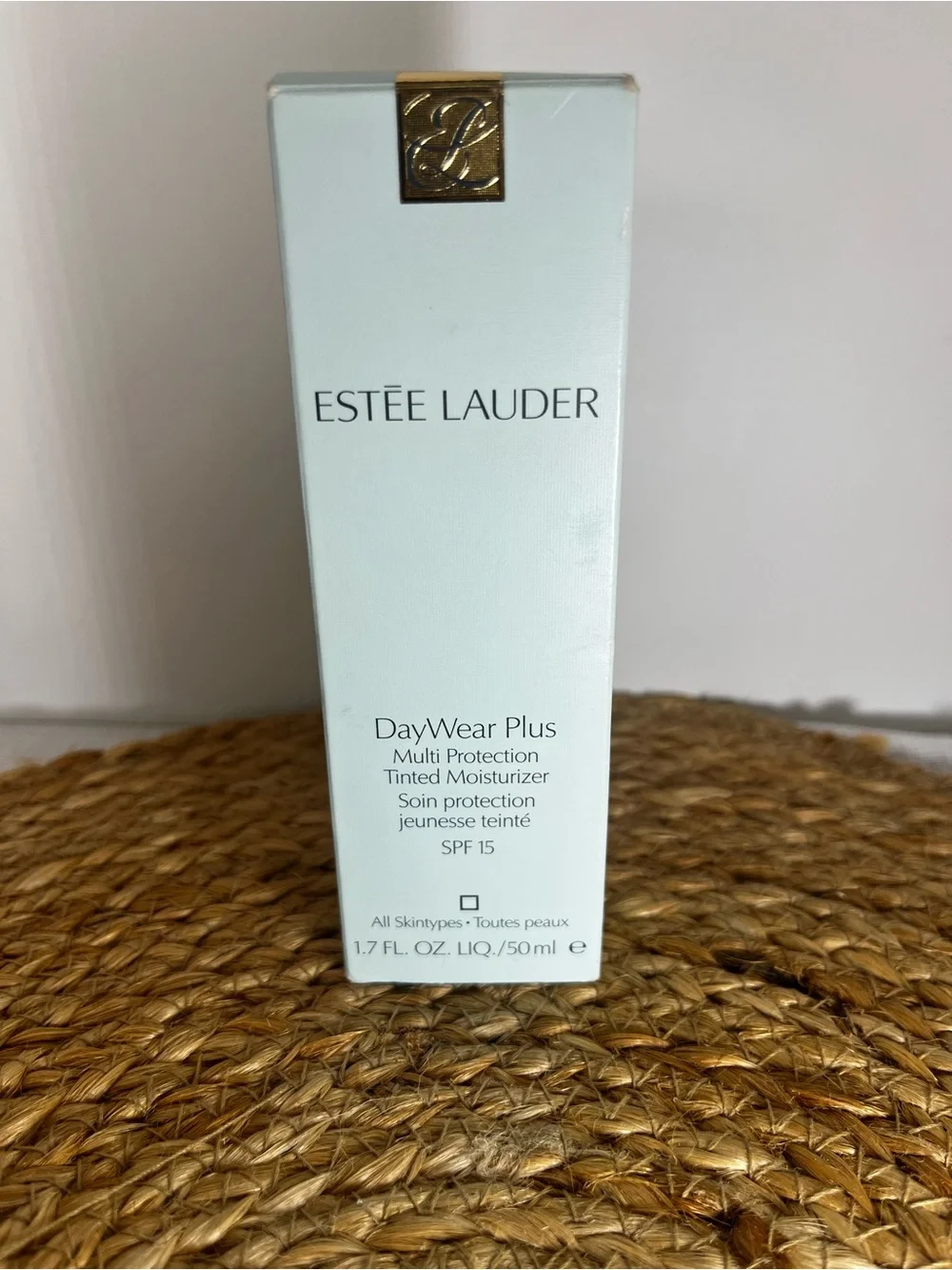 Estée Lauder DayWear Plus Tinted Moisturizer - Light-Medium (2) shade. NWT